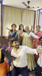 Meghashree Instagram - High energy time on sets!! 🔥🔥
Well...happy friendship day! 🤝😁
.
@radha.jai06 
@_priyanka_ds 
@chandrakala.mohan.official 
@ashoka_ba_official 
@archana.s.gaikwad 
@meghashree_official 
@bhuvana_official 

#Punyavathi #colorsKANNADA #shootingtimefun #funtime #newtrend #trendingreels #trendingaudio