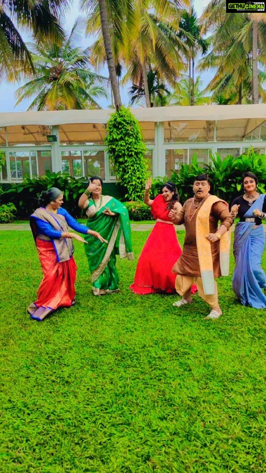 Meghashree Instagram - With PUNYAVATHI serial team 💁♥️🧿