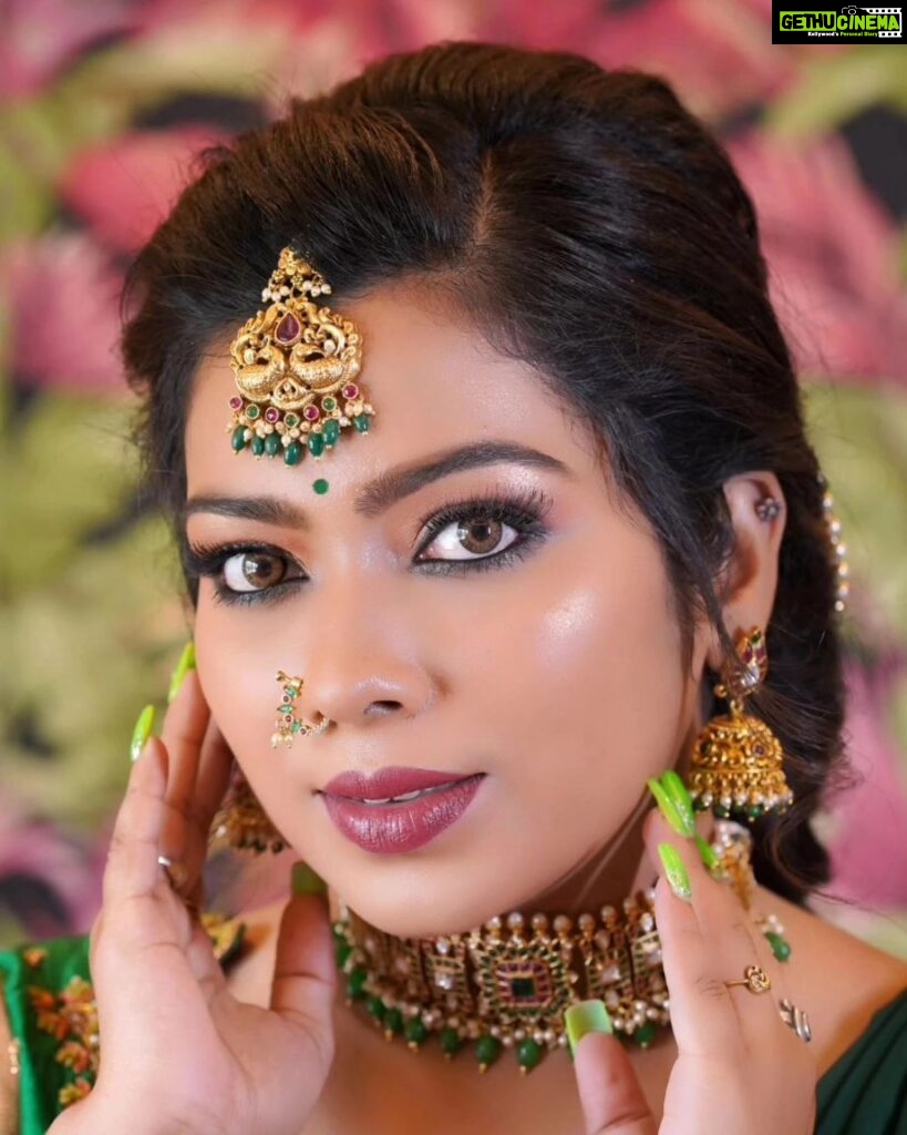Meghashree Instagram - 💖💖💖 DM for bookings @shilpa_r.makeupartist . . Inframe: @meghashree_official Jewelry: @beadedtreasuresjewelry #makeup#hairstyle #bridalmakeup #engagementlook