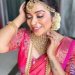 Meghashree Instagram - Makeup by @_makeupbyrohini_ss @meghashree_official Mentor @makeupbyyashugowda . . . . #fashionlook #muhuratamsaree #muhurthamlook #bookyourweddingday #booknonbridalmakeup