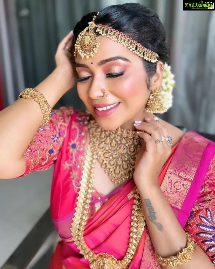 Meghashree Instagram - Makeup by @_makeupbyrohini_ss @meghashree_official Mentor @makeupbyyashugowda . . . . #fashionlook #muhuratamsaree #muhurthamlook #bookyourweddingday #booknonbridalmakeup