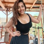 Meghna Naidu Instagram - There is another level of kick when working out at an Outdoor Gym 💪 #fitness #fitnessmotivation #workoutroutine #strongwomen #ummalquwain #tarzangym Kite Beach Center UAQ