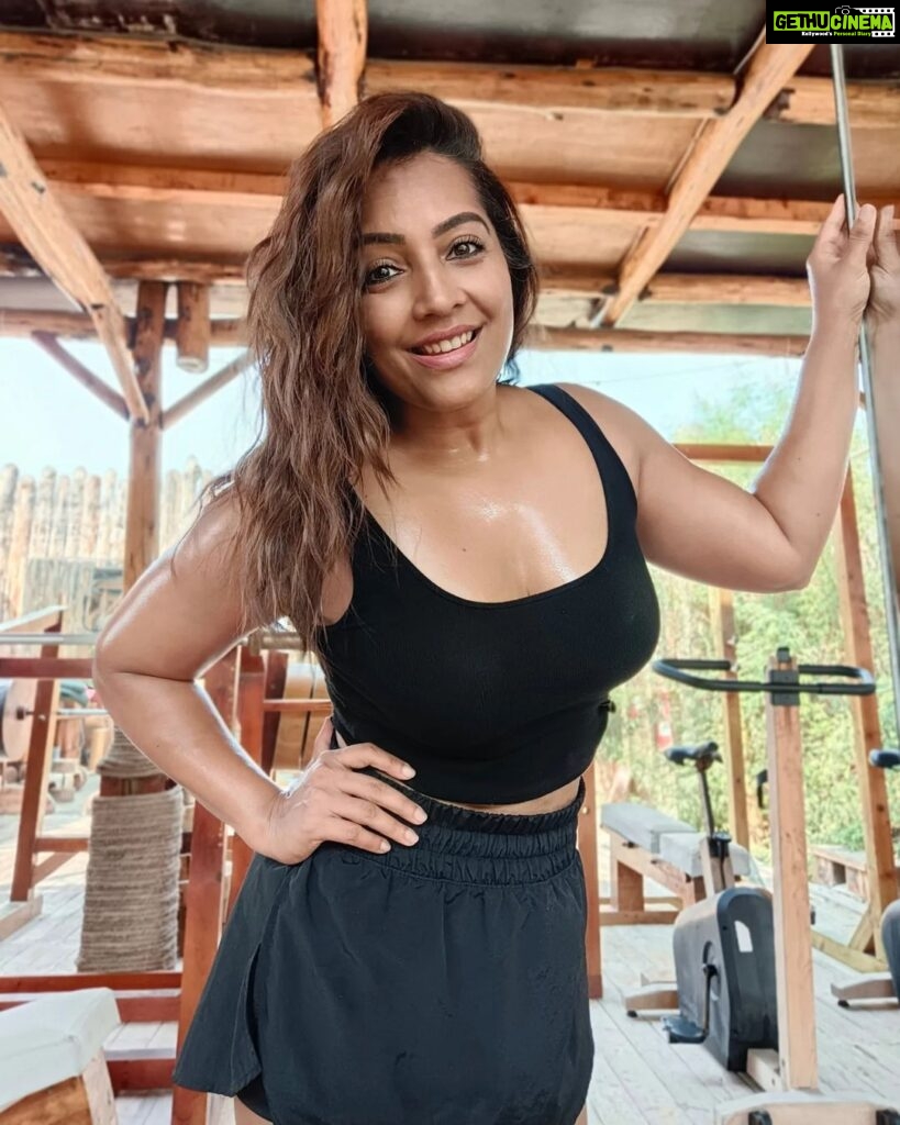 Meghna Naidu Instagram - There is another level of kick when working out at an Outdoor Gym 💪 #fitness #fitnessmotivation #workoutroutine #strongwomen #ummalquwain #tarzangym Kite Beach Center UAQ