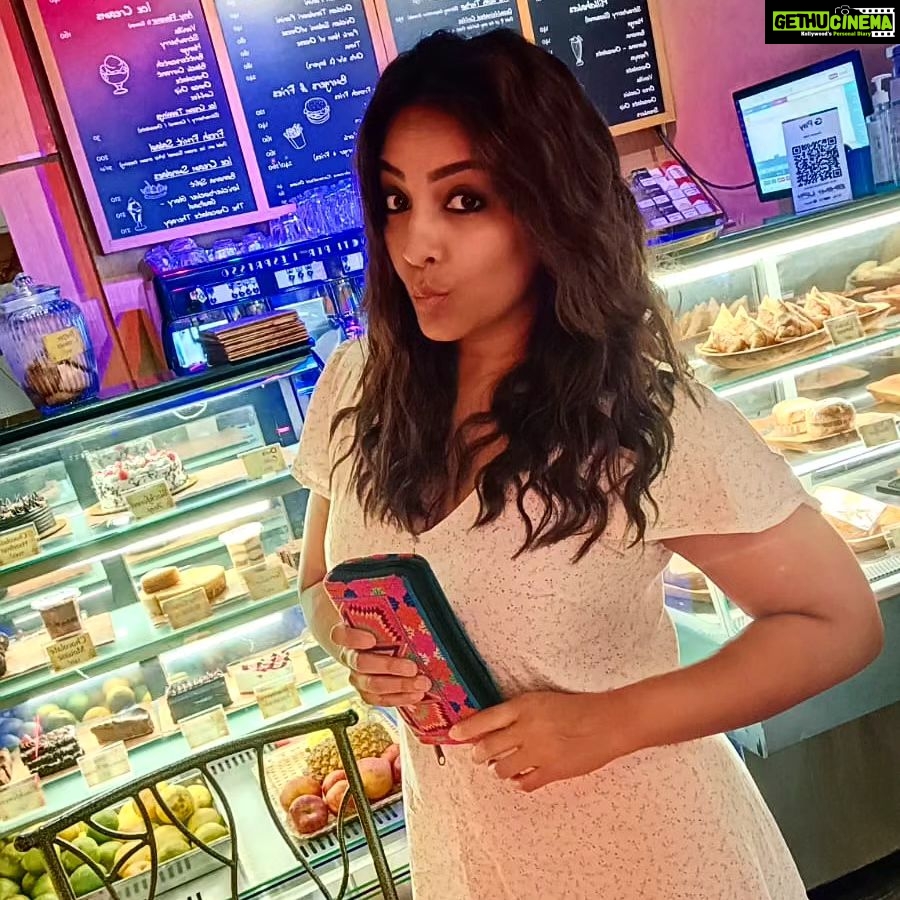 Meghna Naidu Instagram - To Eat ? Not To Eat ? #foodlover #foodporn #meghnanaidu #onedayatatime