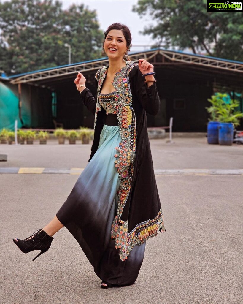 Mehrene Kaur Pirzada Instagram - #Spark Promotions 💙 @shrutisachhdevaofficial @karnikajewelshyd @6shweta