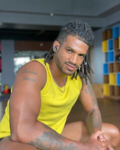 Michael Ajay Instagram - If looks could kill 💪🏾💯 

Swipe to see how Mike reacts to a love interest! 😜😂

Show support for #TeamMike and go vote! 🍻#bigboss #bigbosskannada #michaelajay