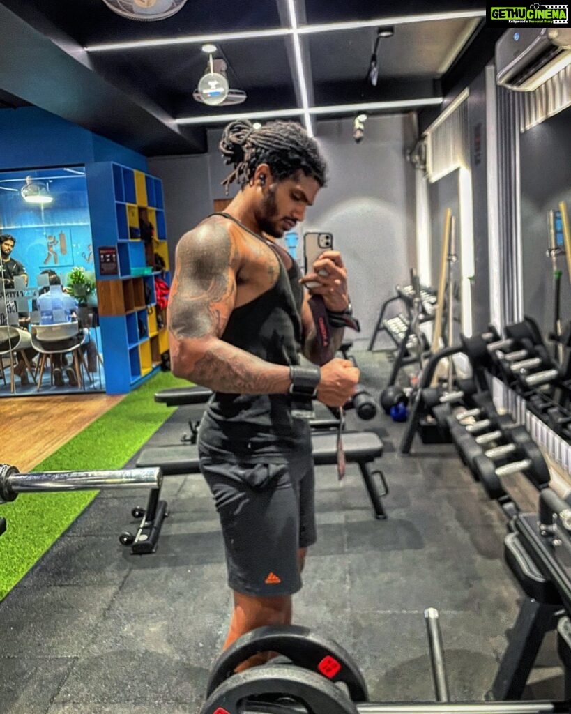 Michael Ajay Instagram - Height : 6ft. Guess my weight ?🙃 #bulkseason #monsoon Zest Fitness Studio Best Gym In HSR Layout