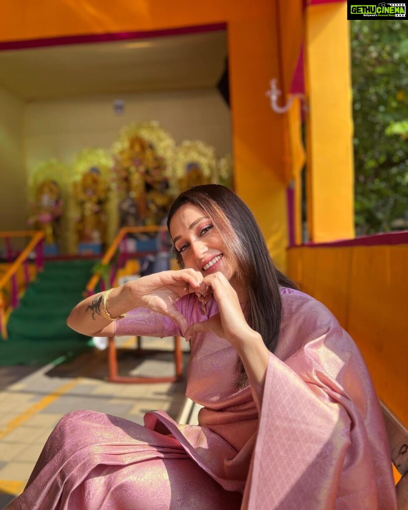 Mimi Chakraborty Instagram - সবাইকে পুজোর অনেক শুভেচ্ছা সবার পুজো খুব ভালো ও আনন্দে কাটুক। শুভ ষষ্ঠী 🙏🏻❤️ #durgapuja2023 #durgapuja