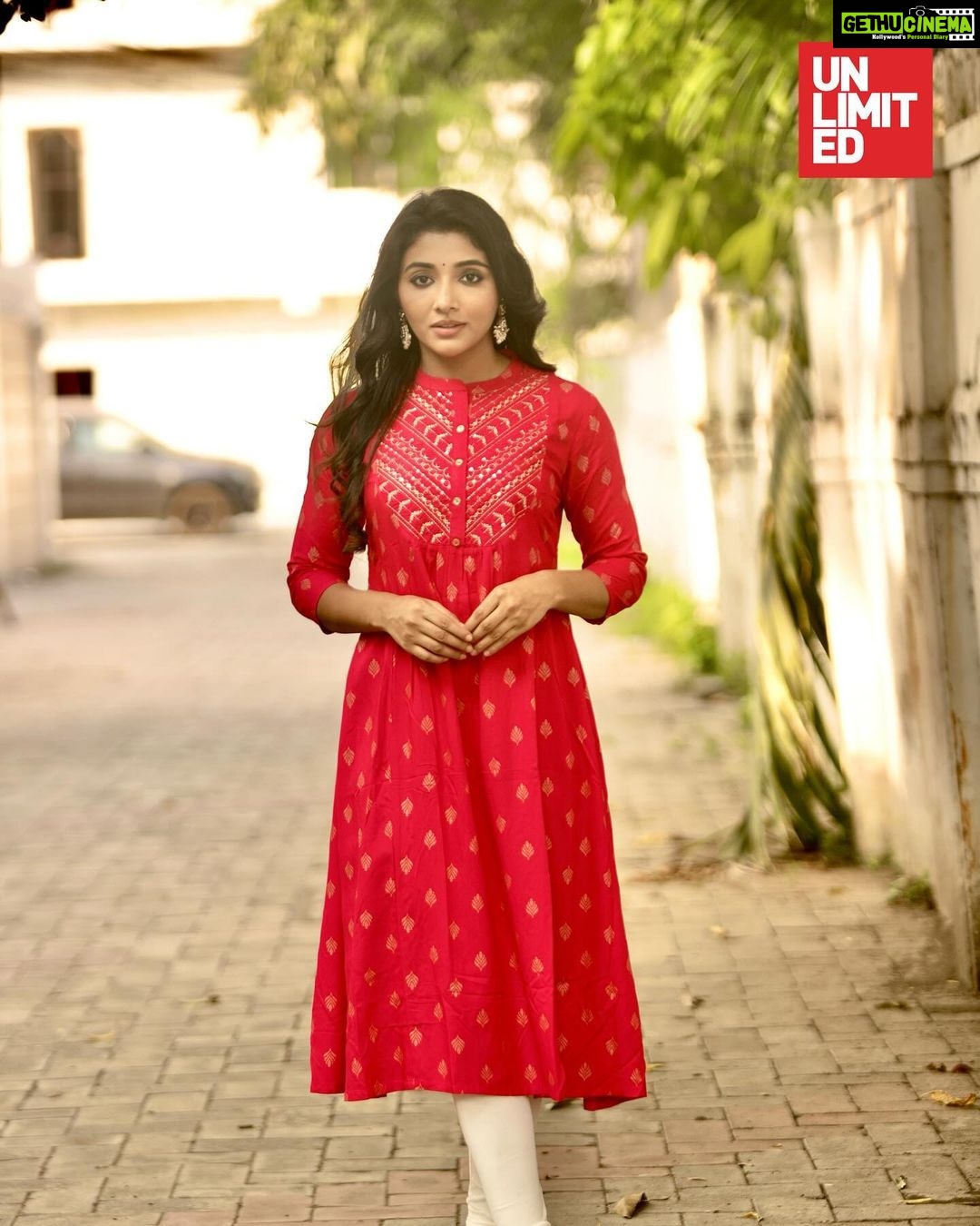 Mirna Menon Instagram - Light up your celebrations with the Unlimited looks!πͺβ¨ Join the festivities in the latest festive collection at your nearest Unlimited store with me!ποΈ @unlimitedstores #Fashion #WesternWear #EthnicWear #Dhanteras #DiwaliFashion #DhanterasFashion #WomensFashion #WomensWear #VmartFashion #LatestCollection