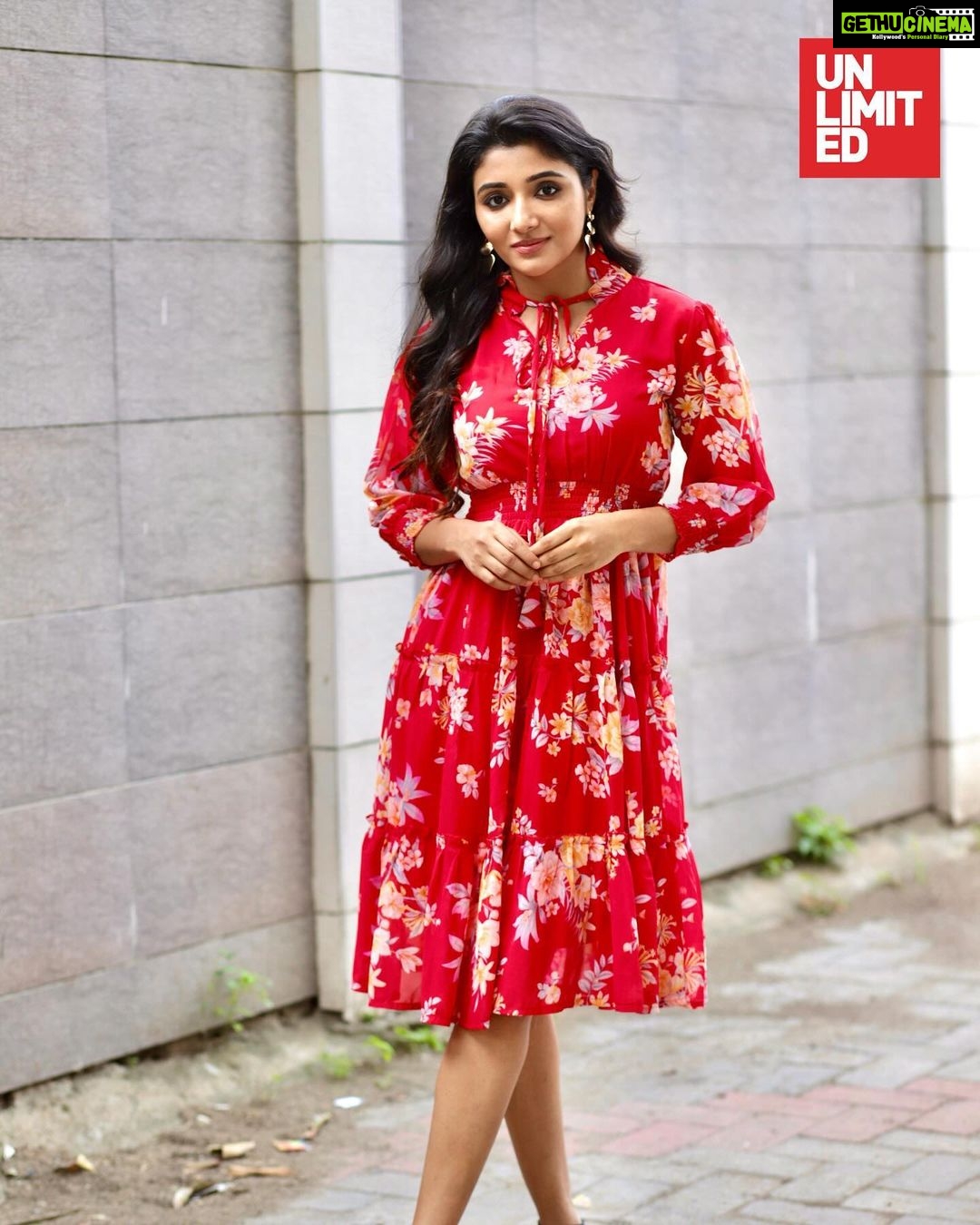 Mirna Menon Instagram - Light up your celebrations with the Unlimited looks!πͺβ¨ Join the festivities in the latest festive collection at your nearest Unlimited store with me!ποΈ @unlimitedstores #Fashion #WesternWear #EthnicWear #Dhanteras #DiwaliFashion #DhanterasFashion #WomensFashion #WomensWear #VmartFashion #LatestCollection