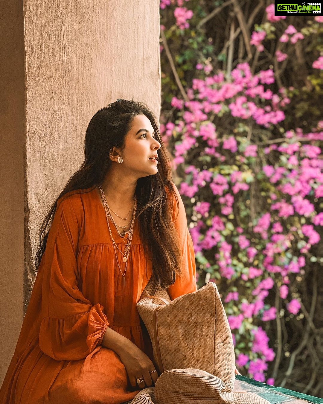 Mitali Mayekar Instagram - You glow differently, when your heart is happy.🌸 . . 📸 @sidchandekar Alcázar de Sevilla