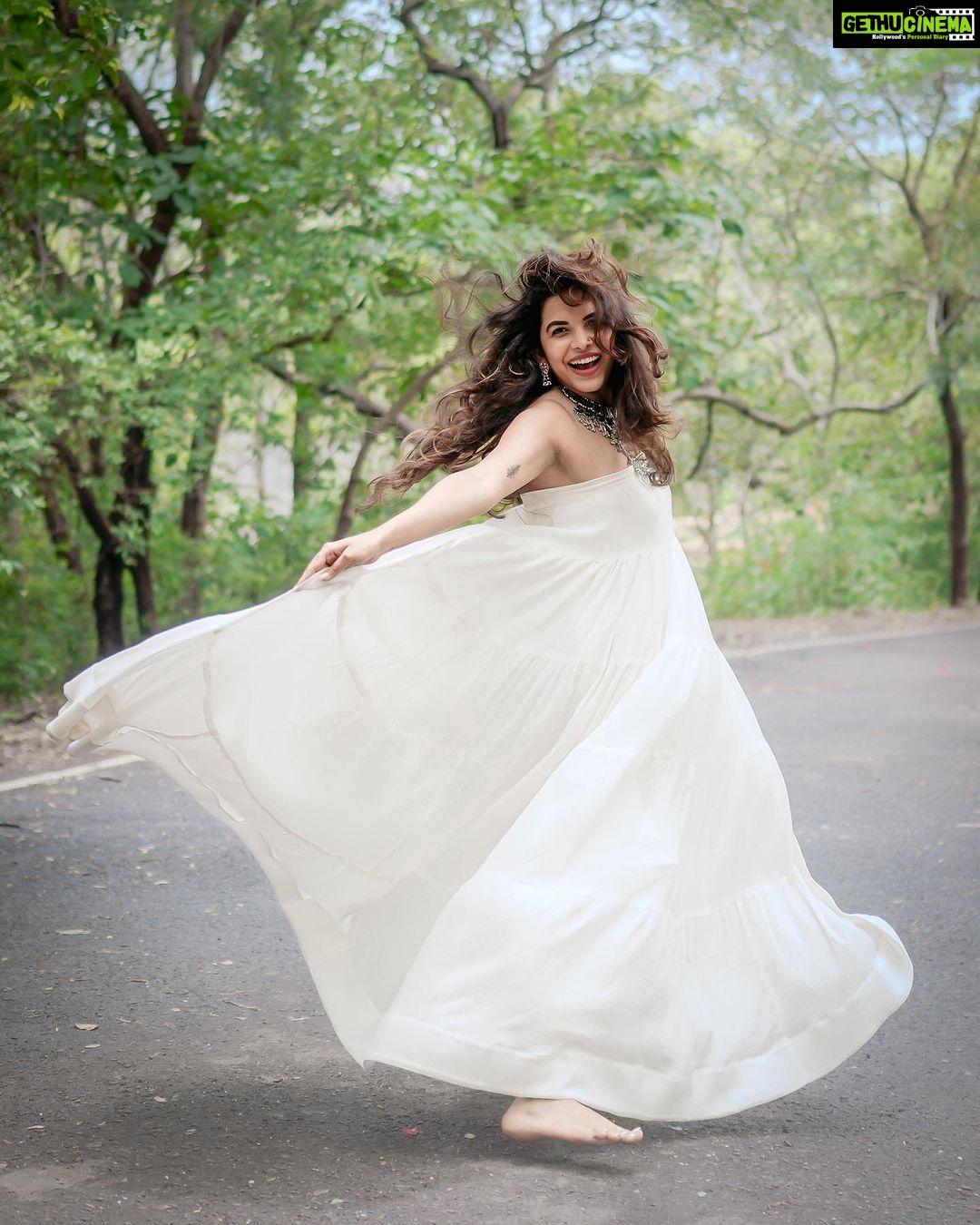 Mitali Mayekar Instagram - Life was willow and it bent right to your wind.🍂 . . 📸 @gauravhingne Styled by @shivanipatil_ Outfit @nidhiandmahak Mumbai, Maharashtra