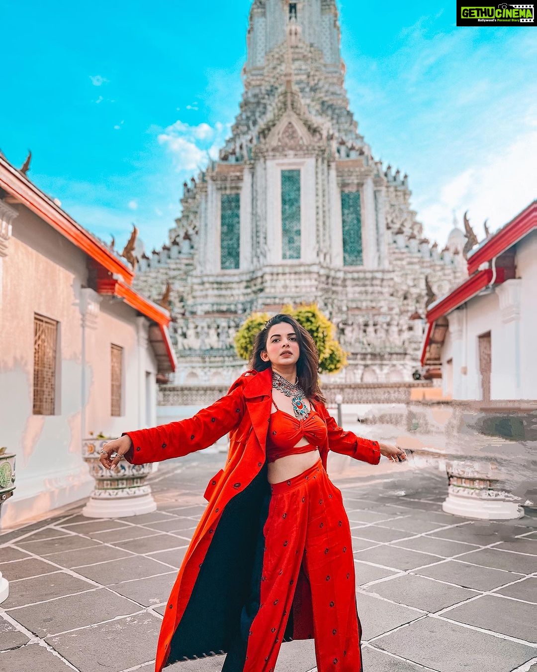 Mitali Mayekar Instagram - ❤️🔥❤️🔥❤️🔥 . . 📸 @kat.kristian ♥️ Styled by @shivanipatil_ 🌸 Outfit @aaprolabel @gateway.pr @goldcoastfilmsofficial #candyland #pattaya #pattayathailand #explore #goldcoastfilms #goldcoastfilmsofficial #thailand #travellersoul Wat Arun (Temple Of Dawn), Bangkok