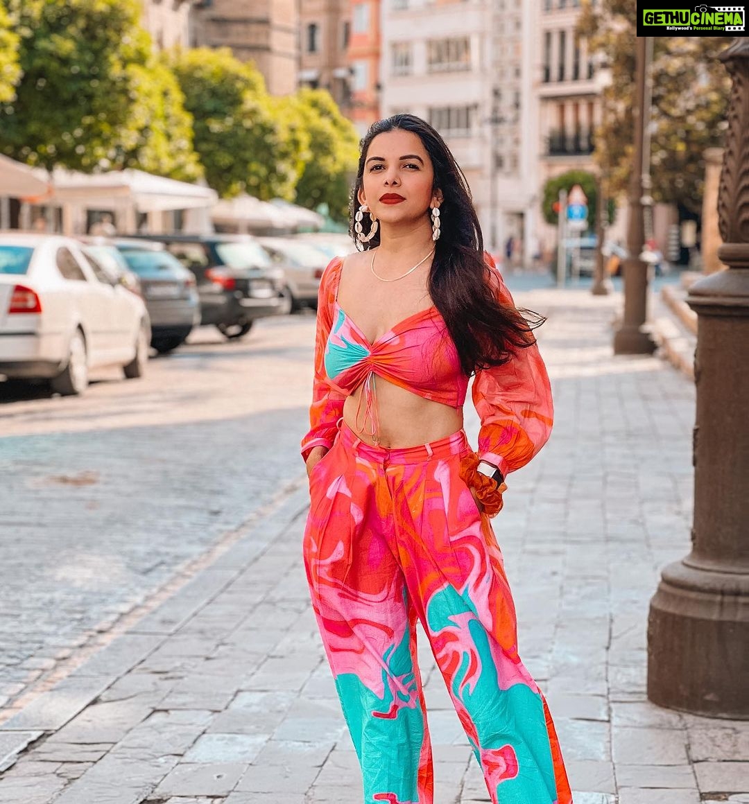 Mitali Mayekar Instagram - A wise woman once said, I love outfits with pockets so I can hide my hands there to control the urge of slapping you…🤭 - @smell_of_sunflowerss . . 📸 @sidchandekar #travel #travelbug #seville #spain #euroupetrip #europe23 Seville, Espana