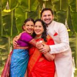 Mitali Mayekar Instagram - Happy married life सासूबाई!❤️ माझ्या सासूचं लग्न! किती सूना हे म्हणू शकतात की मी माझ्या सासूच्या लग्नात हजर होते? खरंच मला अभिमान वाटते तुझा की हा एव्हढा मोठ्ठा निर्णय तू अगदी न डगमगता घेतलास. मला अभिमान वाटतो तुझ्या मुलाचा की तो सुद्धा खंबीरपणे तुझ्या पाठीशी उभा राहिला. आणि मला अभिमान वाटतो या एका अतिशय कमाल कुटुंबाचा एक भाग असण्याचा. आजवर तू आमच्या सगळ्यांसाठी सगळं अगदी मनापासून केलंस. पण आता स्वतःसाठी जगण्याची वेळ आलीये. अशीच कायम आनंदात राहा, हसत राहा. बाकी आम्ही मुलं तुझ्यासोबत आहोतच. तुला आणि नितिन काकांना खूप खूप शुभेच्छा आणि खूप खूप प्रेम.❤️ . . 📸 @shrutisbagwe Pune, Maharashtra