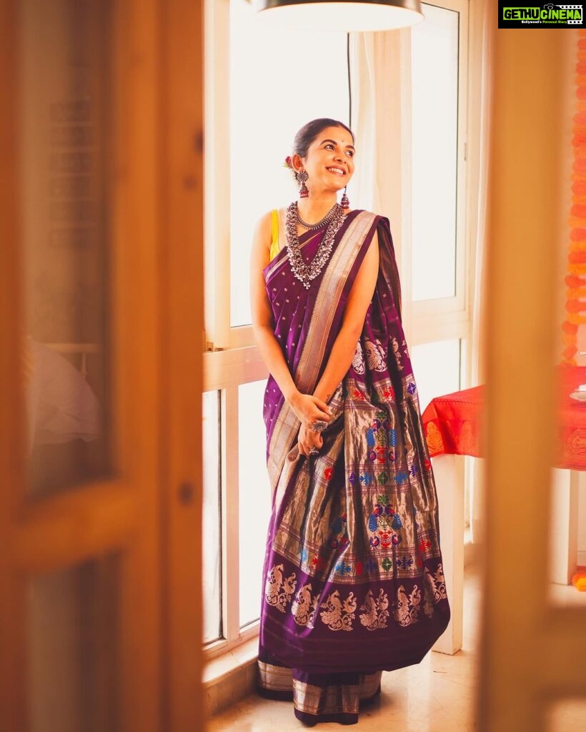 Mitali Mayekar Instagram - The ‘let’s dress up’ season is coming up and I can’t keep calm.❤️🌸 Saree- @zartaricouture Jewellery- @silvoguebyranka #marathimulgi #festiveseason #diwalionmymind