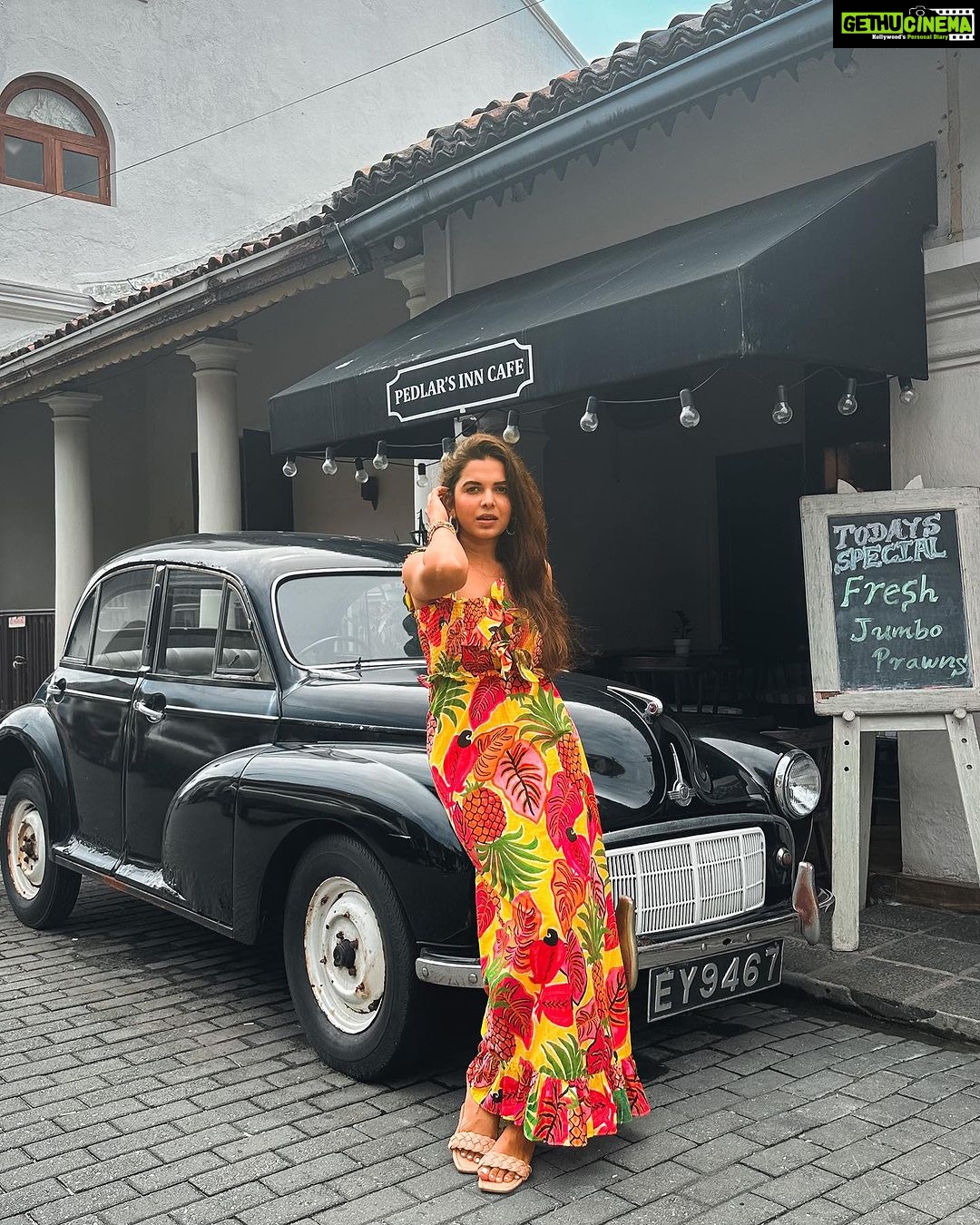 Mitali Mayekar Instagram - आजा मेरी गाडी में बैठ जा!😉 . . @destination_srilanka @goldcoastfilmsofficial #seeingisbelievingsl #visitsrilanka #flysrilankan #SriLankanAirlines #NamastefromSrilanka #destinationsrilanka #goldcoastfilms