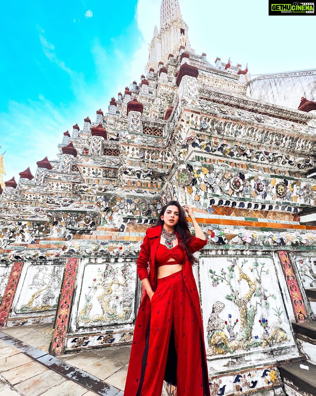 Mitali Mayekar Instagram - Temple of Dawn.❤️🔥 . . 📸 @kat.kristian ♥️ Styled by @shivanipatil_ 🌸 Outfit @aaprolabel @gateway.pr @goldcoastfilmsofficial #candyland #pattaya #pattayathailand #explore #goldcoastfilms #goldcoastfilmsofficial #thailand #travellersoul Wat Arun (Temple Of Dawn), Bangkok