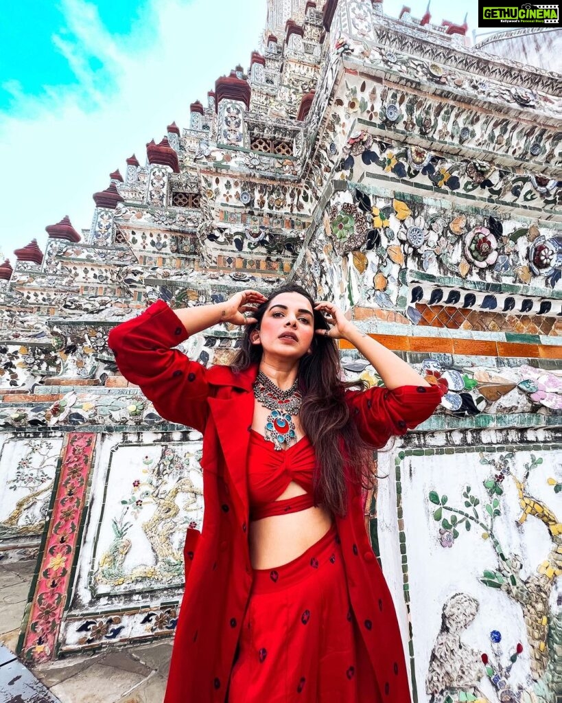 Mitali Mayekar Instagram - Crimson curse.❤️‍🔥 . . . . 📸 @kat.kristian ♥️ Styled by @shivanipatil_ 🌸 Outfit @aaprolabel @gateway.pr @goldcoastfilmsofficial #candyland #pattaya #pattayathailand #explore #goldcoastfilms #goldcoastfilmsofficial #thailand #travellersoul Wat Arun (Temple Of Dawn), Bangkok