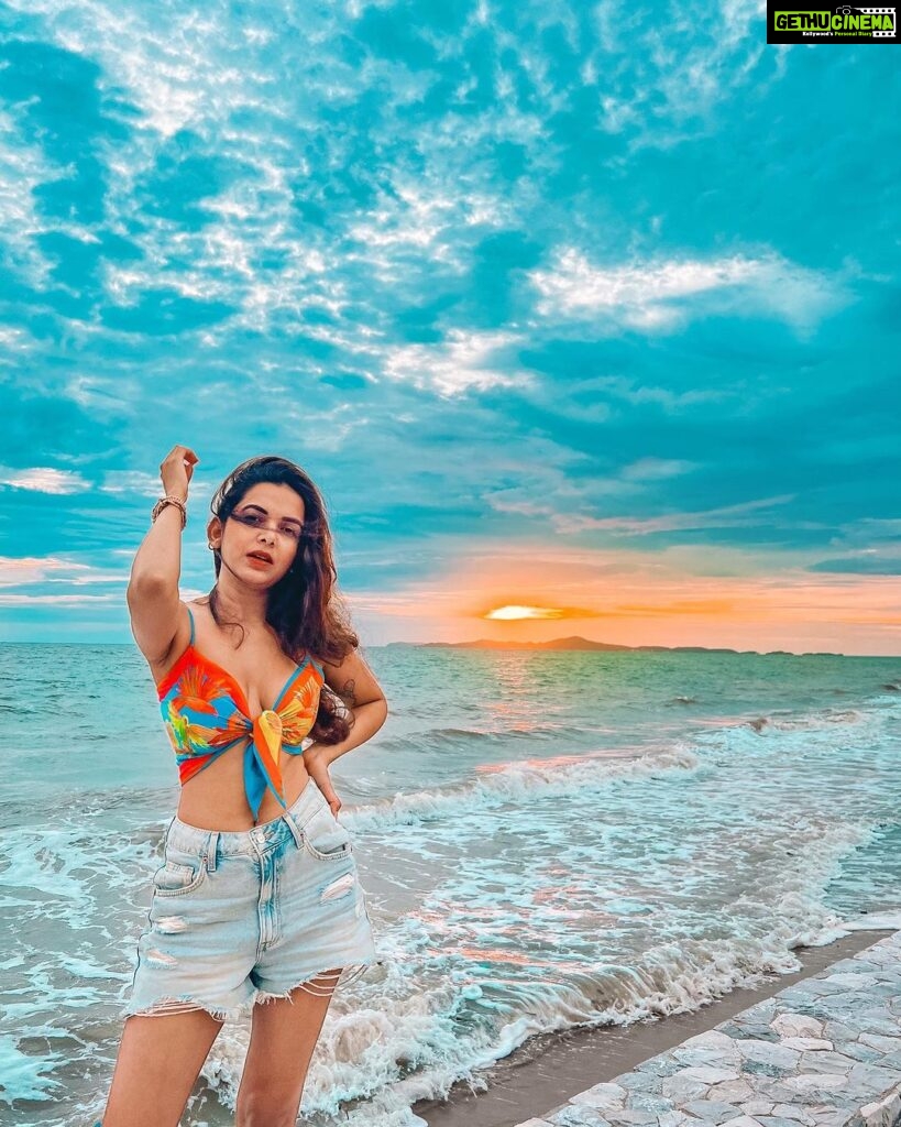 Mitali Mayekar Instagram - ‘Let’s go to the beach’ is my love language.🫶🏻🌊 . . @verandaresort @goldcoastfilmsofficial #thailand #pattaya #verandaresort #verandaresortpattaya #goldcoastflims Veranda Resort Pattaya Na Jomtien - MGallery