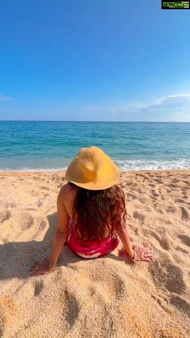 Mitali Mayekar Instagram - I WILL NOT!🤭✈️ #vacaymode #vacayvibes #wanderlust #explore #travelcouple #traveller #travellersoul #tinypanda #vacation Costa Brava, Spain