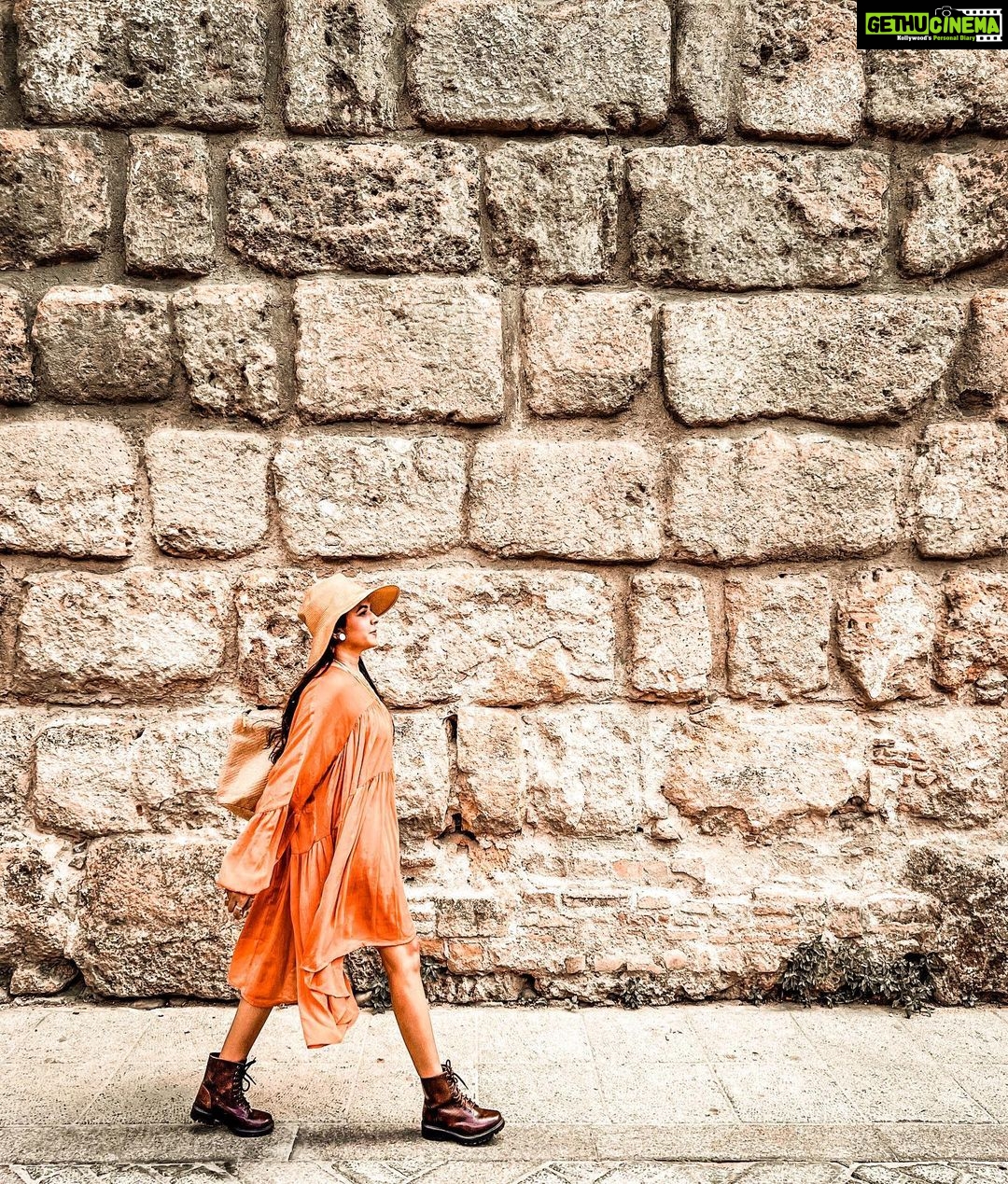 Mitali Mayekar Instagram - Rustic dreams.🧡 📸 @sidchandekar #wanderlust #espana #seville #explore #tinypanda #europetrip #bohochic #vacaymode #goodvibes Seville, Espana
