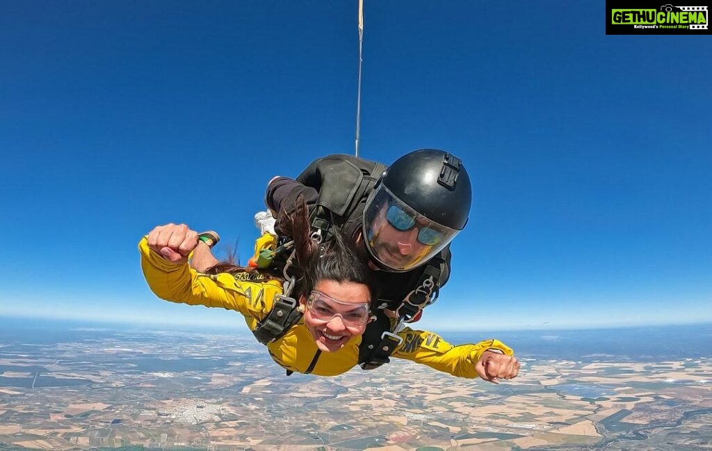 Mitali Mayekar Instagram - Hum toh udd gaye, udd gaye, udd gayeeee..!! #skydiving #skydivingspain #seville #znmdmoment #purehappiness #insanitylevel1000 #tinypanda #vacaymode Seville, Espana