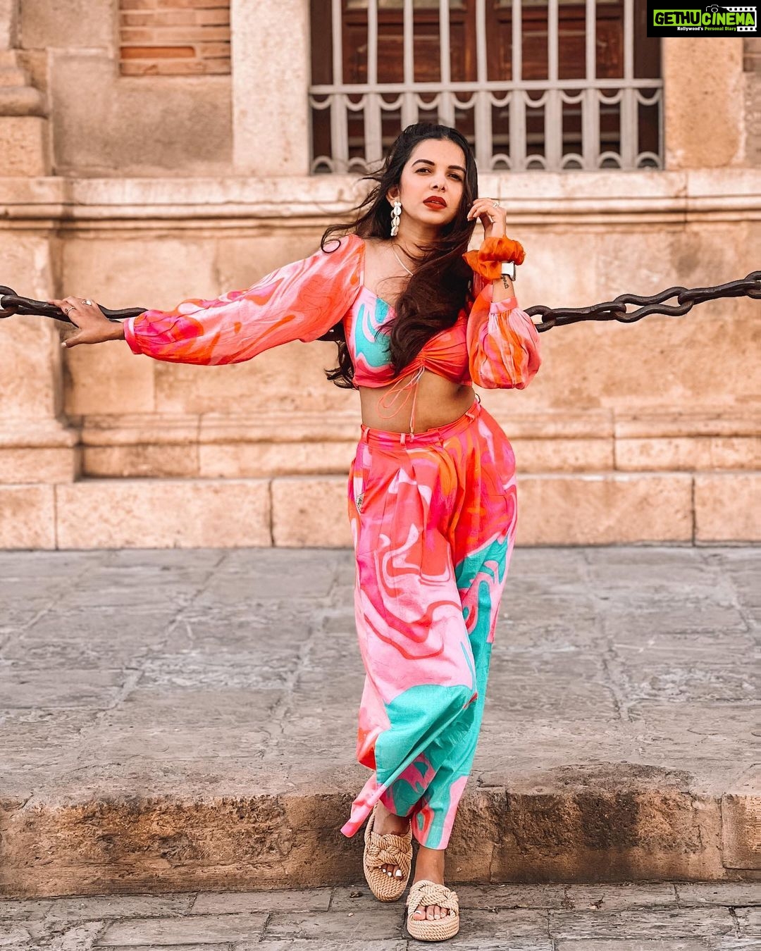 Mitali Mayekar Instagram - (Eye)Candy!🍭🤭 📸 @sidchandekar ♥️ Styled by @shivanipatil_ 🌻 Outfit- @trazenie @tlmconsultancy #seville #españa #spaintrip #znmdfeels #vacaymode #sunnysideup #goodvibes Sevilla, Andalucía, España