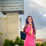 Mitali Mayekar Instagram - A lil pop of pink and Hans Zimmer’s music is all you need on a grey gloomy day.🌸 @shivanipatil_ my love!♥️🥹 📸 @sidchandekar #lastnight #hanszimmerlive #concertofalifetime #bilbao #españa #vacaymode #goodvibes B.E.C.