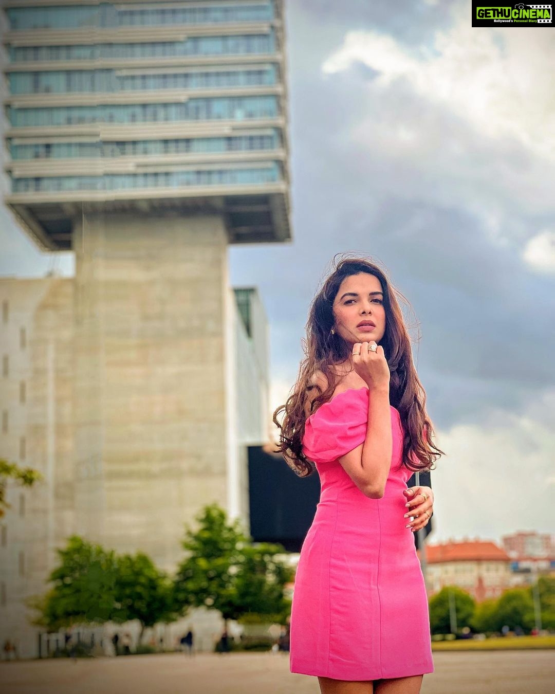 Mitali Mayekar Instagram - A lil pop of pink and Hans Zimmer’s music is all you need on a grey gloomy day.🌸 @shivanipatil_ my love!♥️🥹 📸 @sidchandekar #lastnight #hanszimmerlive #concertofalifetime #bilbao #españa #vacaymode #goodvibes B.E.C.