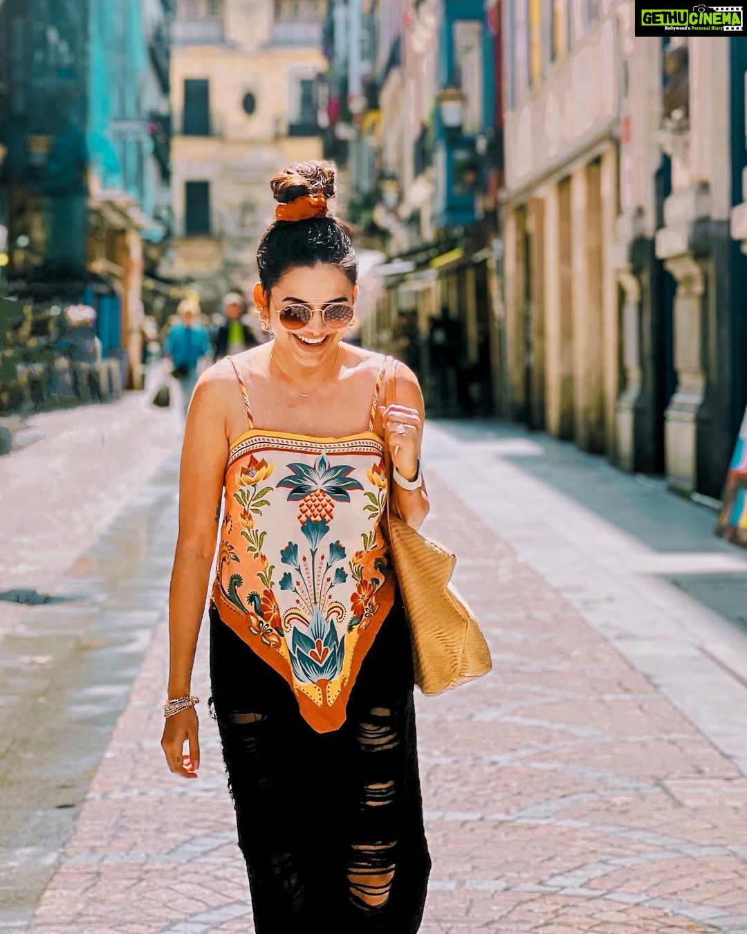 Mitali Mayekar Instagram - Sun made an appearance after all.⛅️ 📸 @sidchandekar #tinylanes #cityvibes #españa #spain #vacaymode #sunnydays Bilbao, Spain