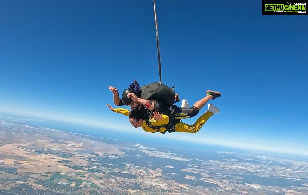 Mitali Mayekar Instagram - Hum toh udd gaye, udd gaye, udd gayeeee..!! #skydiving #skydivingspain #seville #znmdmoment #purehappiness #insanitylevel1000 #tinypanda #vacaymode Seville, Espana