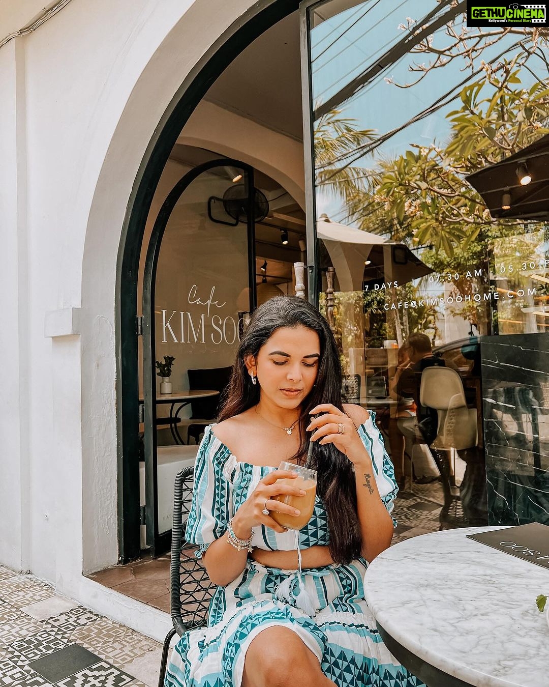 Mitali Mayekar Instagram - Coffee dates in Bali.❤️🌸 Bali, Seminyak