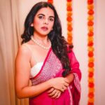Mitali Mayekar Instagram – Swipe to put a smile on.🌸
.
.
Saree- @suta_bombay 
📸 @shrutisbagwe Mumbai, Maharashtra