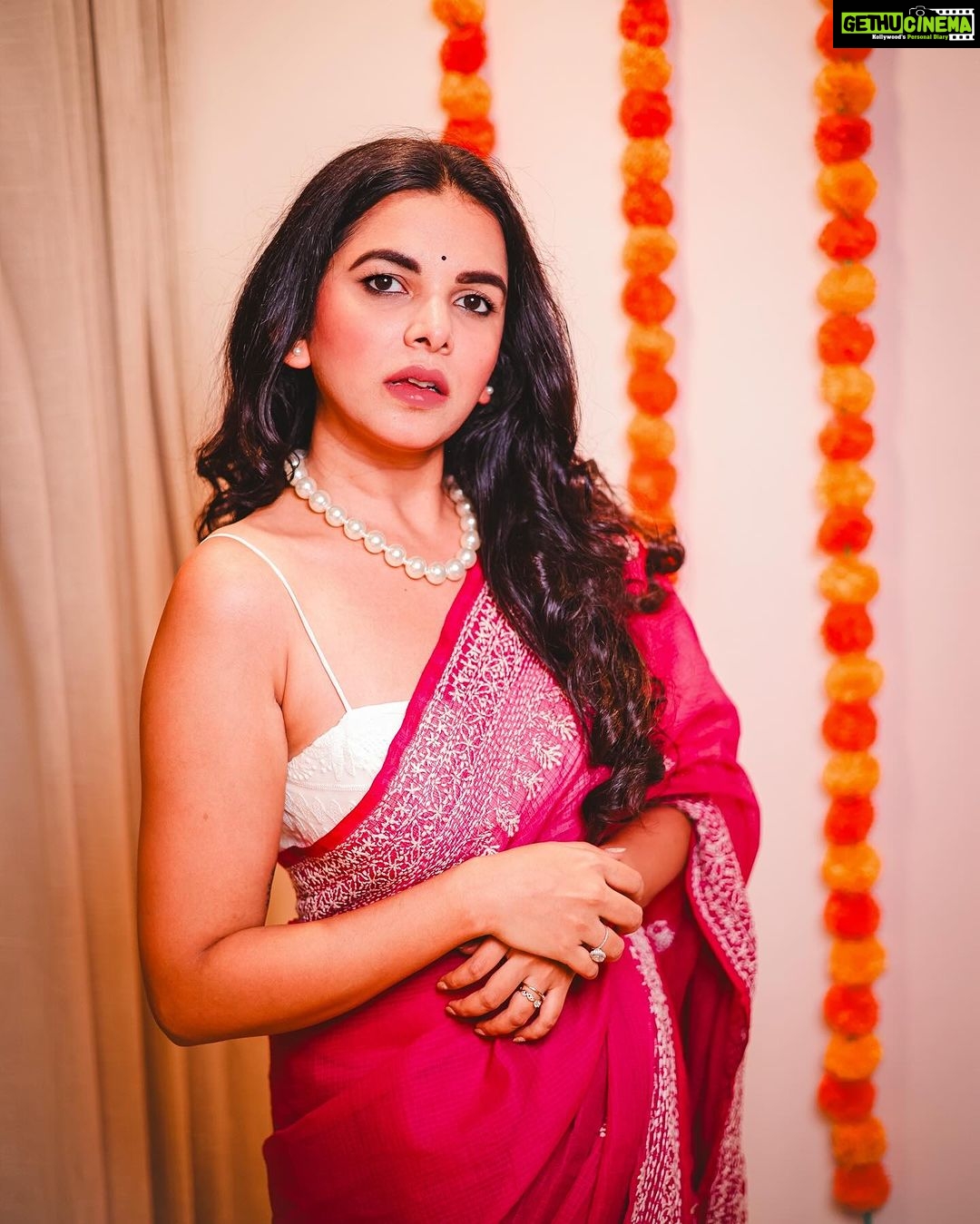 Mitali Mayekar Instagram - Swipe to put a smile on.🌸 . . Saree- @suta_bombay 📸 @shrutisbagwe Mumbai, Maharashtra