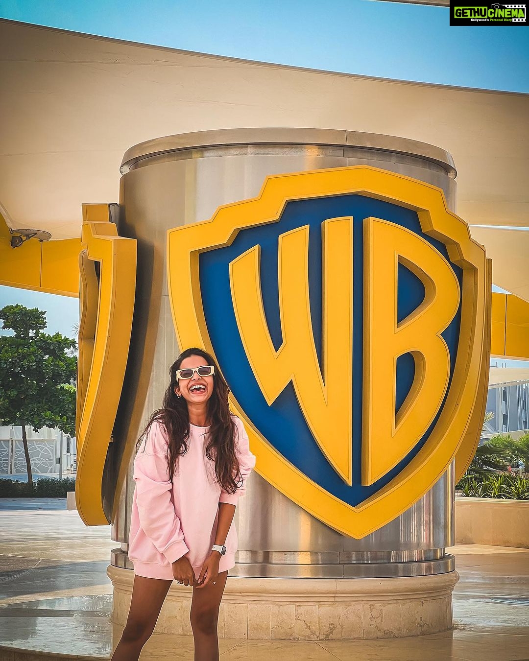 Mitali Mayekar Instagram - A fun filled and happy happy day.🌻 . . 📸 @sidchandekar @visitabudhabi @yasisland @wbworldad #inabudhabi Warner Bros. World Abu Dhabi