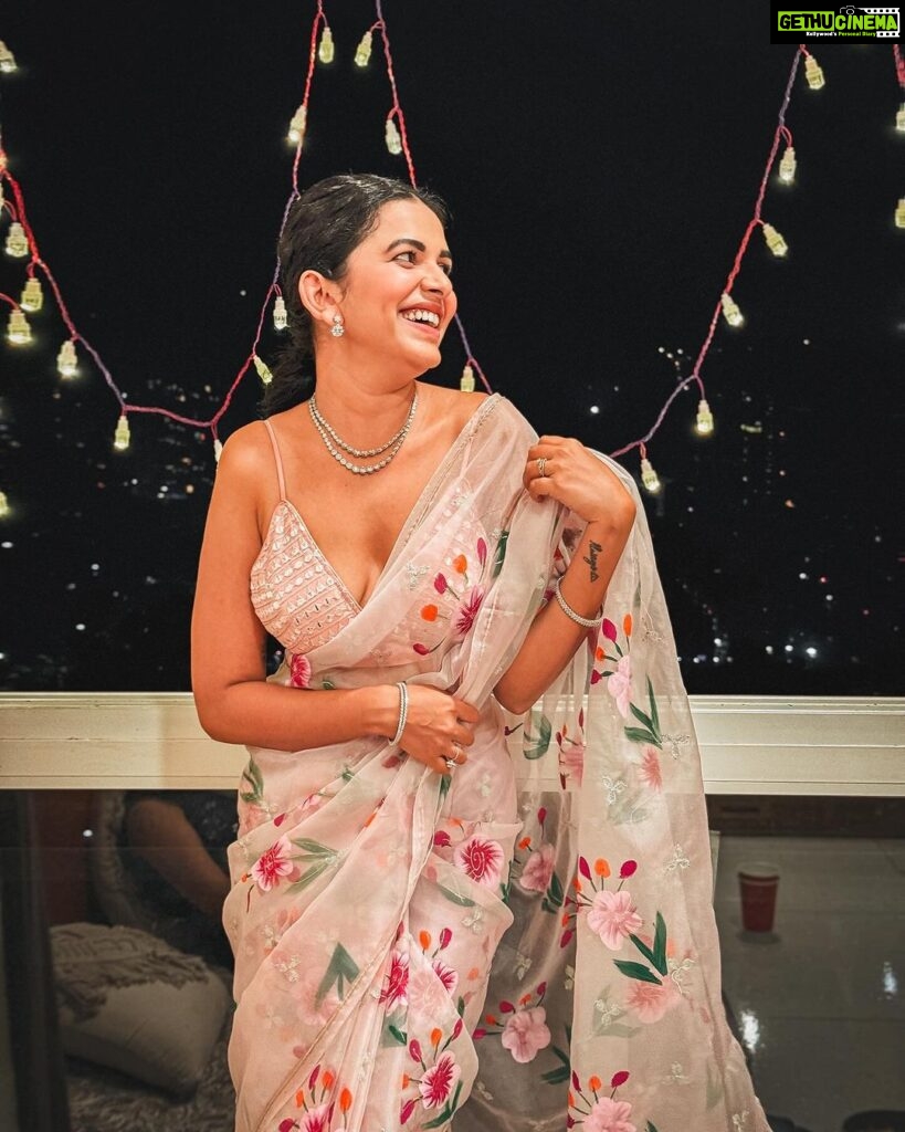 Mitali Mayekar Instagram - Dress up season.✨🌸 Saree by- @colourchaap #diwali2023 #diwalinight #diwalivibes Mumbai, Maharashtra