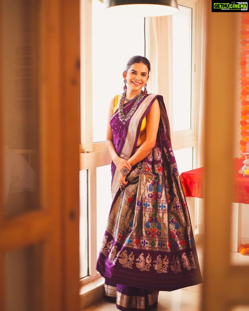 Mitali Mayekar Instagram - The ‘let’s dress up’ season is coming up and I can’t keep calm.❤️🌸 Saree- @zartaricouture Jewellery- @silvoguebyranka #marathimulgi #festiveseason #diwalionmymind