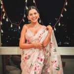 Mitali Mayekar Instagram - Dress up season.✨🌸 Saree by- @colourchaap #diwali2023 #diwalinight #diwalivibes Mumbai, Maharashtra