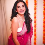 Mitali Mayekar Instagram - Swipe to put a smile on.🌸 . . Saree- @suta_bombay 📸 @shrutisbagwe Mumbai, Maharashtra
