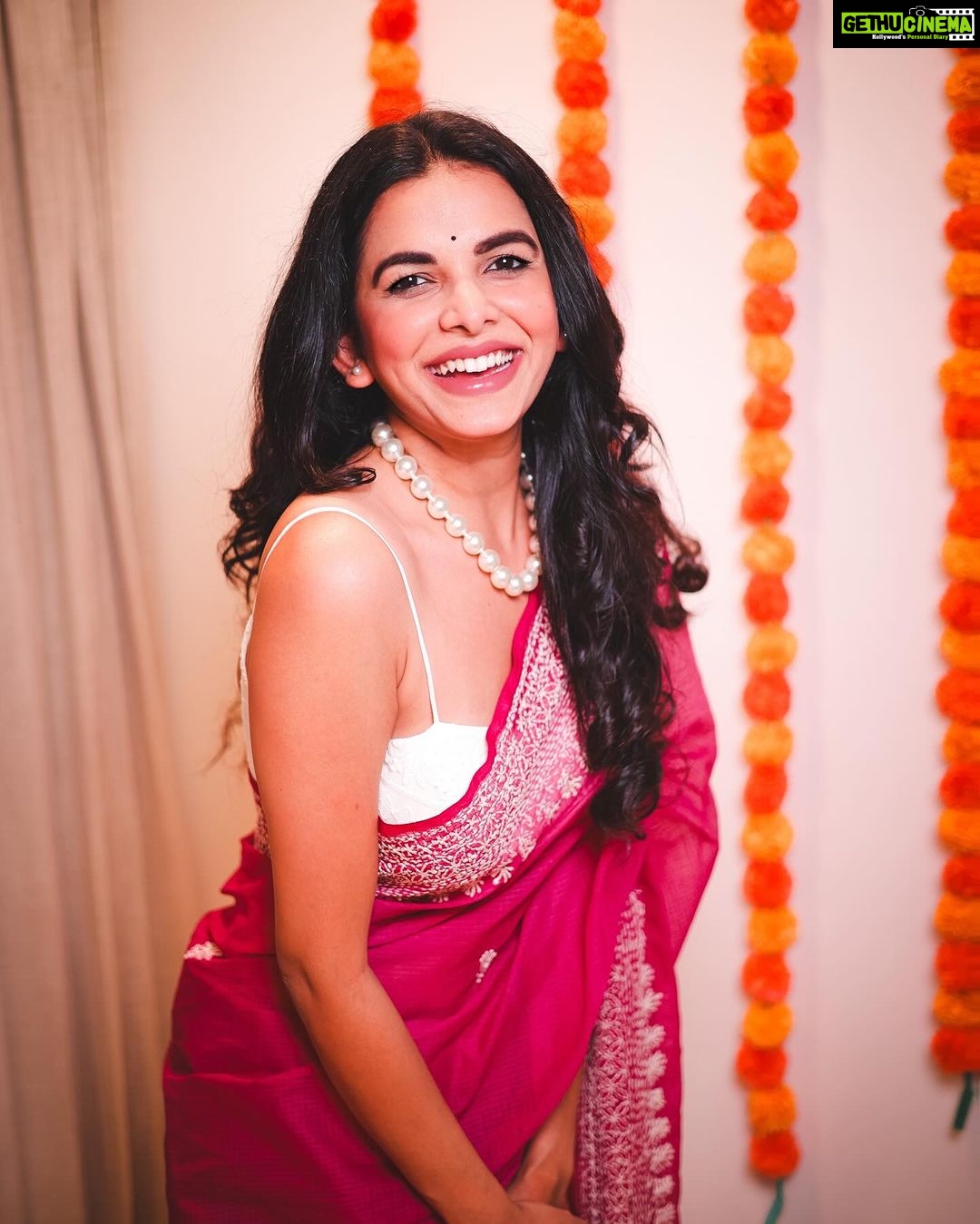 Mitali Mayekar Instagram - Swipe to put a smile on.🌸 . . Saree- @suta_bombay 📸 @shrutisbagwe Mumbai, Maharashtra