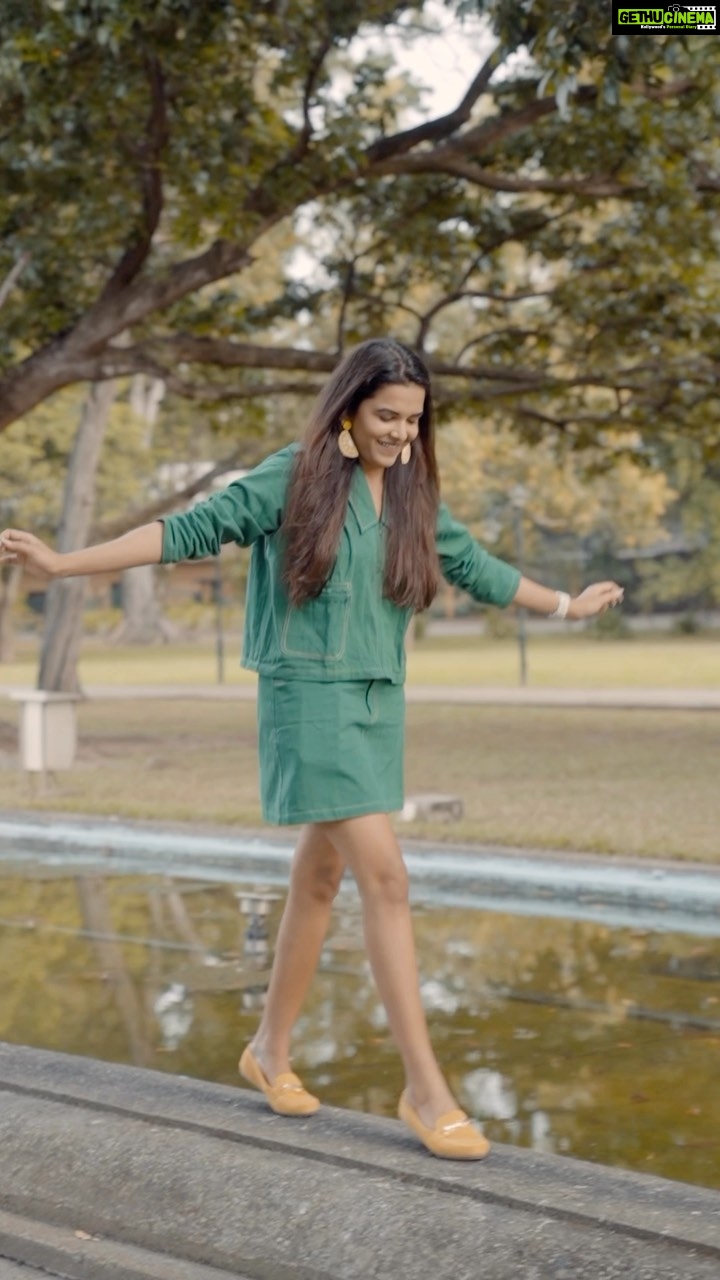 Mitali Mayekar Instagram - @metroshoesindia I owe half of my travel wardrobe to you! Brings out the inner tourist and the traveller in me. Boots or heels, whatever’s your style. Metro’s got your back. Check out their travel-worthy collections today! #metroshoesindia @goldcoastfilmsofficial Outfits- @fancypastelsindia