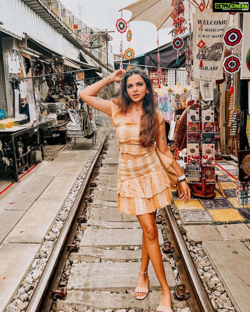 Mitali Mayekar Instagram - Hello from Thailand.🌸 @klooktravel @klookindia #klookis9 #klooktravelfest #travel #travellersoul Maeklong Train Market