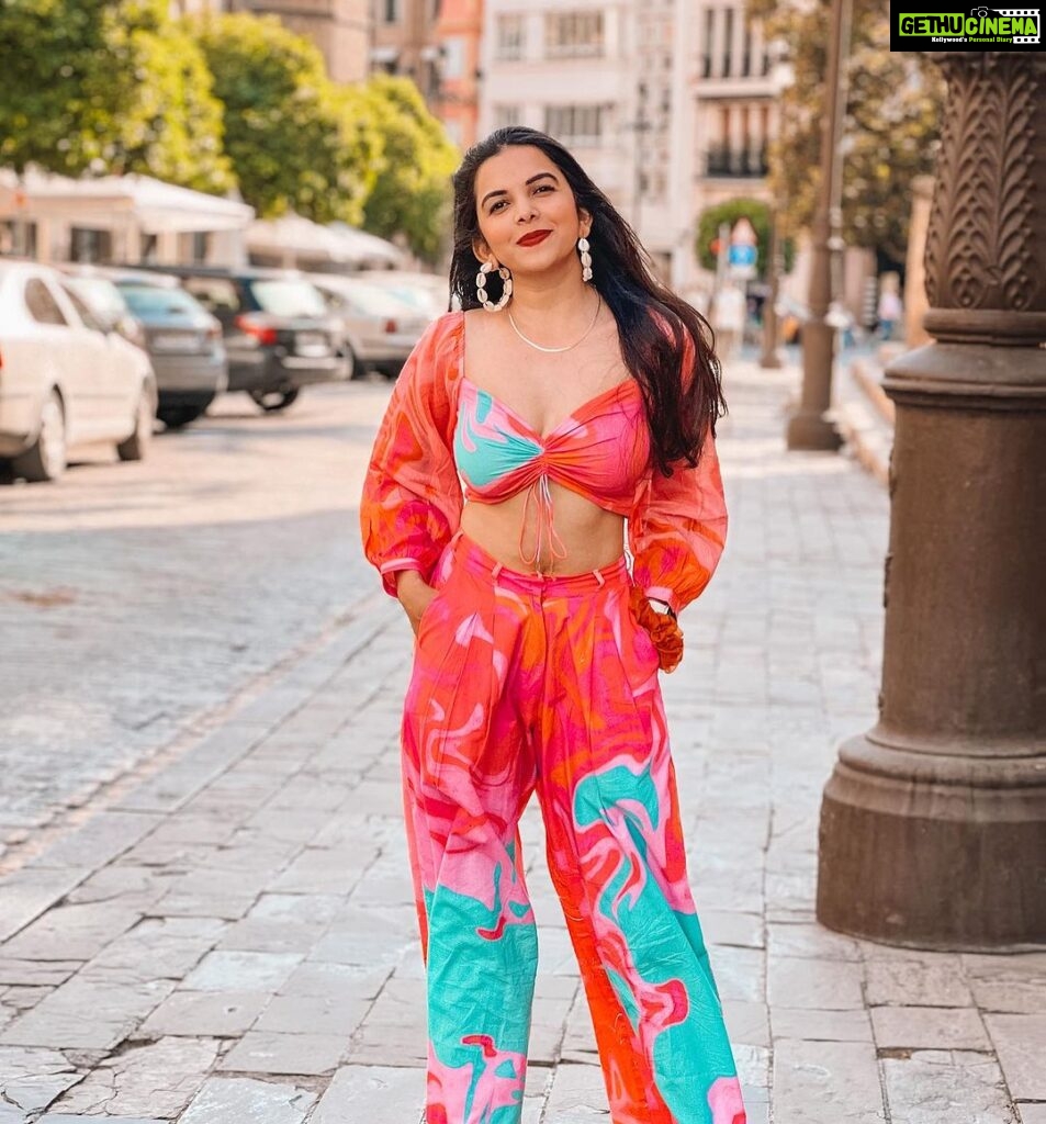 Mitali Mayekar Instagram - A wise woman once said, I love outfits with pockets so I can hide my hands there to control the urge of slapping you…🤭 - @smell_of_sunflowerss . . 📸 @sidchandekar #travel #travelbug #seville #spain #euroupetrip #europe23 Seville, Espana