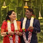 Mitali Mayekar Instagram - Happy married life सासूबाई!❤️ माझ्या सासूचं लग्न! किती सूना हे म्हणू शकतात की मी माझ्या सासूच्या लग्नात हजर होते? खरंच मला अभिमान वाटते तुझा की हा एव्हढा मोठ्ठा निर्णय तू अगदी न डगमगता घेतलास. मला अभिमान वाटतो तुझ्या मुलाचा की तो सुद्धा खंबीरपणे तुझ्या पाठीशी उभा राहिला. आणि मला अभिमान वाटतो या एका अतिशय कमाल कुटुंबाचा एक भाग असण्याचा. आजवर तू आमच्या सगळ्यांसाठी सगळं अगदी मनापासून केलंस. पण आता स्वतःसाठी जगण्याची वेळ आलीये. अशीच कायम आनंदात राहा, हसत राहा. बाकी आम्ही मुलं तुझ्यासोबत आहोतच. तुला आणि नितिन काकांना खूप खूप शुभेच्छा आणि खूप खूप प्रेम.❤️ . . 📸 @shrutisbagwe Pune, Maharashtra