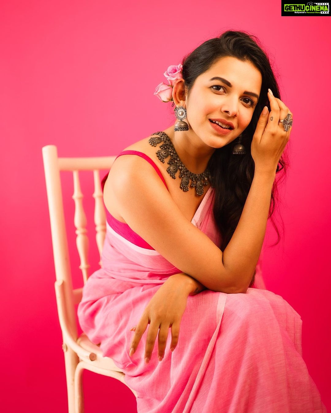 Mitali Mayekar Instagram - What jhumka?😉 . . 📸 @shrutisbagwe Saree- @suta_bombay Jewellery- @silvoguebyranka