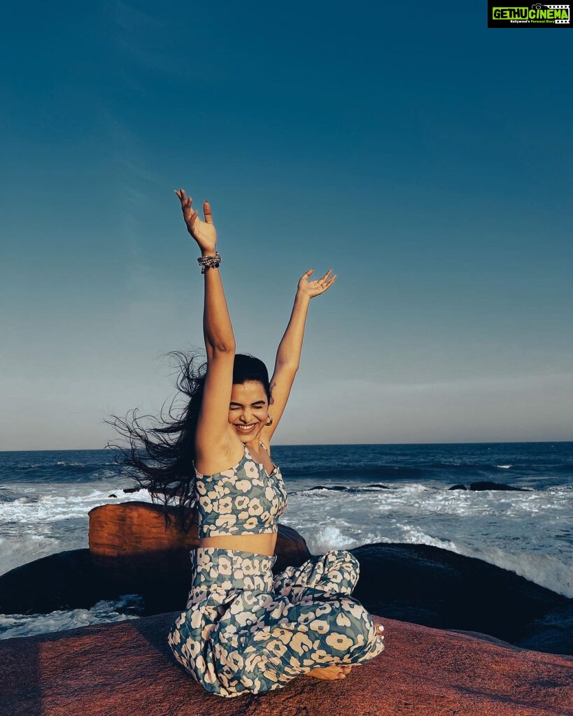 Mitali Mayekar Instagram - Happiest on the beach.💙 . . @destination_srilanka @goldcoastfilmsofficial Yala Beach