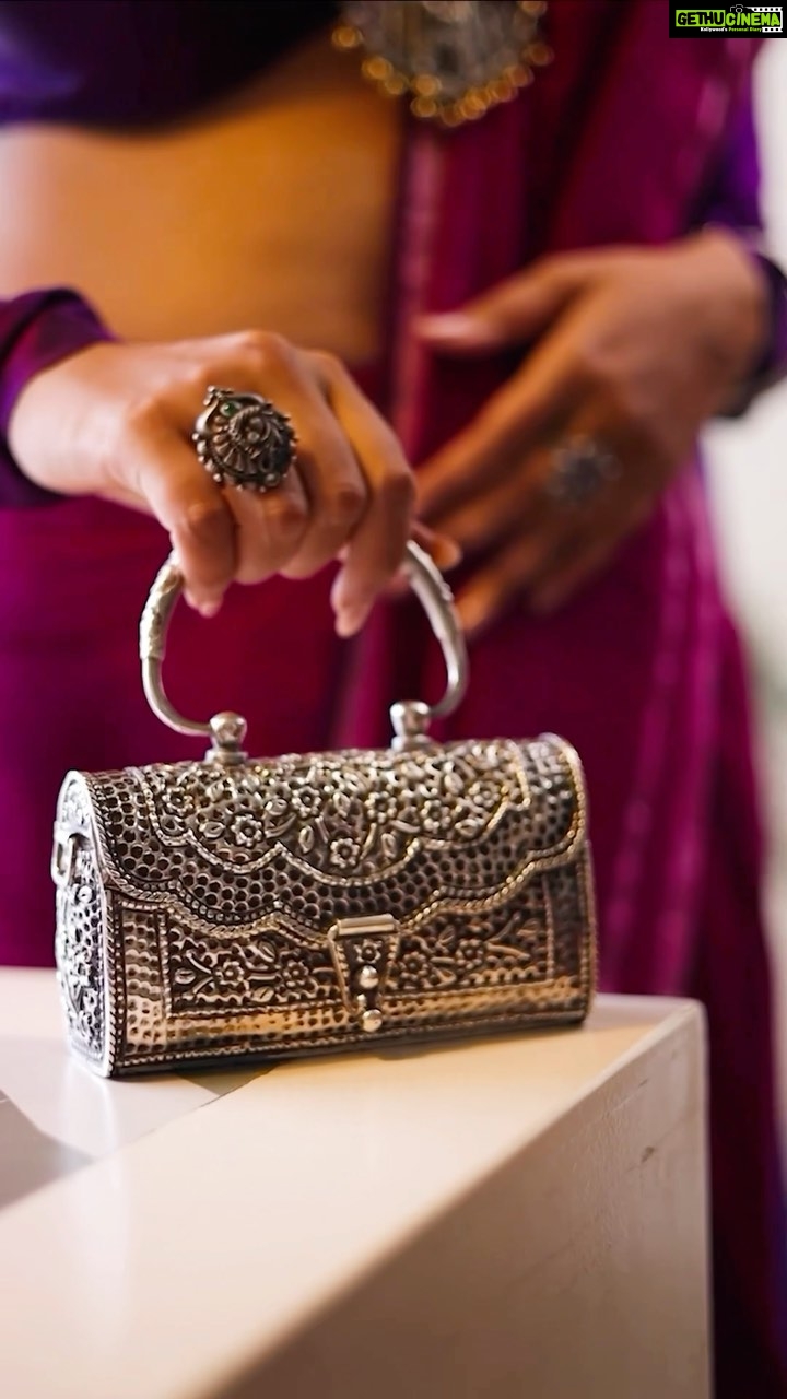 Mitali Mayekar Instagram - GRWM for this festive season!🥰 My style comes alive with Silvogue’s exquisite jewellery collection! From statement pieces to subtle charms, all my unique ensembles get a touch of elegance with Silvogue’s radiant designs.💖 . . . सिल्व्होगच्या नयनरम्य दागिन्यांमुळे माझ्या स्टाईल स्टेटमेंटला एक नवीन ओळख मिळाली आहे! नाजूक कलाकुसरीचे दागिने असो किंवा बोल्ड डिझाईनची स्टेटमेंट ज्वेलरी असो, सिल्व्होगच्या देखण्या दागिन्यांमुळे माझा प्रत्येक क्षण अजूनच साजरा आणि सुंदर होतो! #silvogue #silverstyle #silverjewellery #festiveseason