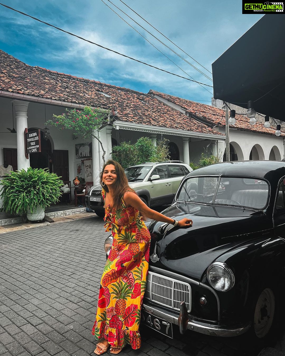 Mitali Mayekar Instagram - आजा मेरी गाडी में बैठ जा!😉 . . @destination_srilanka @goldcoastfilmsofficial #seeingisbelievingsl #visitsrilanka #flysrilankan #SriLankanAirlines #NamastefromSrilanka #destinationsrilanka #goldcoastfilms