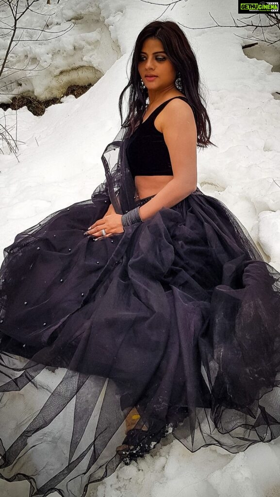 Mitali Nag Instagram - Winter is cominggggggg ♥️♥️♥️😍😍😍❄️❄️❄️ . . . Mitaali Nag, snow, music video, romance, winter, Indian actress, short hair style, winter outfit, trending audio Kufri